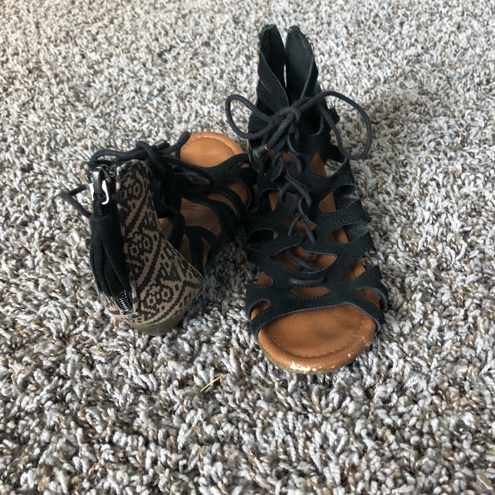 Minnie Tonka Brown and Black sandals.